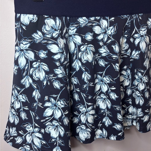 Tommy Bahama Navy and white floral skort - Picture 5 of 6